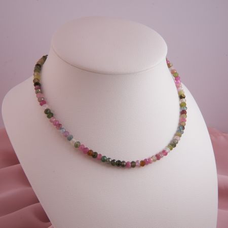 Bunte Damen-Edelsteinkette aus facettierten Turmalin-Rondellen mit vergoldetem Silber-Verschluss auf einer Schmuckbüste präsentiert.